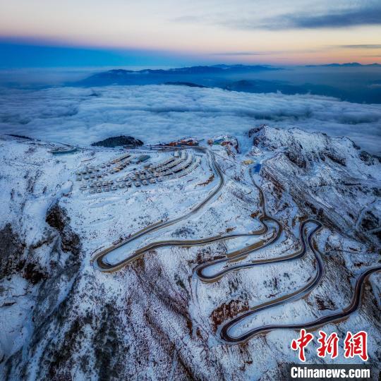 雪后的牛背山山頂和崎嶇的公路?！±顒P 攝