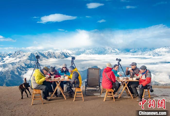 牛背山頂攝影家們的早餐?！d 攝