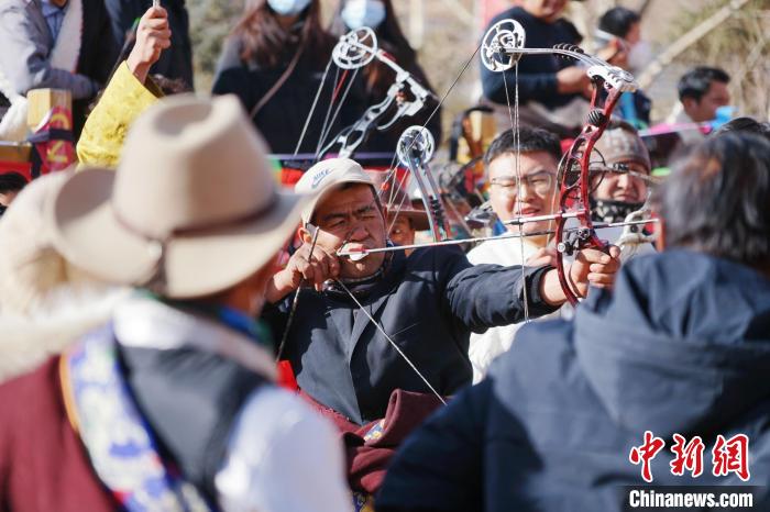 圖為藏族民眾比拼射箭技藝。　馬銘言 攝