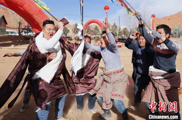 圖為藏族民眾跺腳歡呼慶祝弓箭手射中靶心。　馬銘言 攝