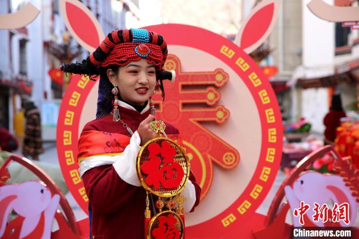 身著嘉絨藏族服飾的丹巴女孩送祝福?！〖o 攝