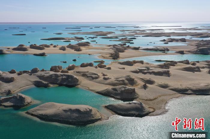 航拍青海大柴旦烏素特水上雅丹奇特景觀?！●R銘言 攝