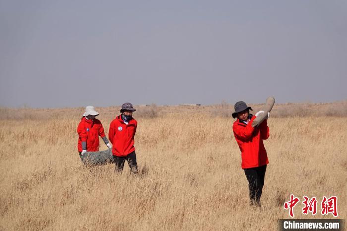 格爾木濕地站建設(shè)過程中，第二次青藏科考中科院空天院分隊(duì)隊(duì)員化身搬運(yùn)工，在高原上開展體力勞動?！?lt;a target='_blank' href='/'><p  align=