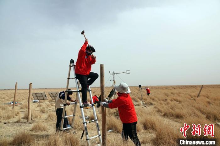 格爾木濕地站建設(shè)過程中，第二次青藏科考中科院空天院分隊(duì)隊(duì)員揮錘安裝防護(hù)欄?！?lt;a target='_blank' href='/'><p  align=