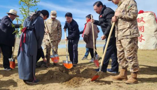 保護(hù)黃河干支流域生態(tài)，軍地共建“雙擁林”防護(hù)帶。四川省退役軍人事務(wù)廳供圖