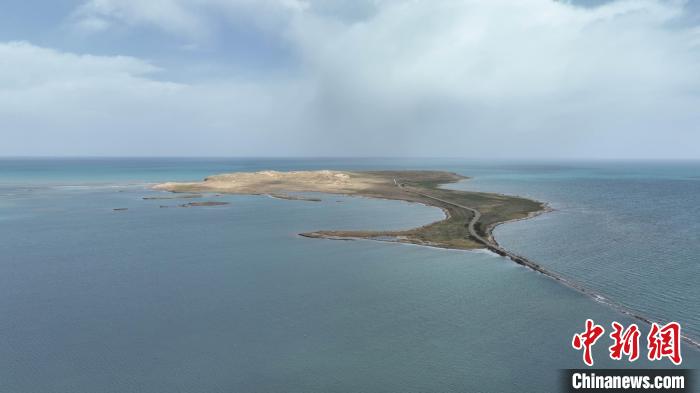 青海湖開(kāi)啟2023年湖中島嶼水鳥(niǎo)繁殖地首航監(jiān)測(cè)