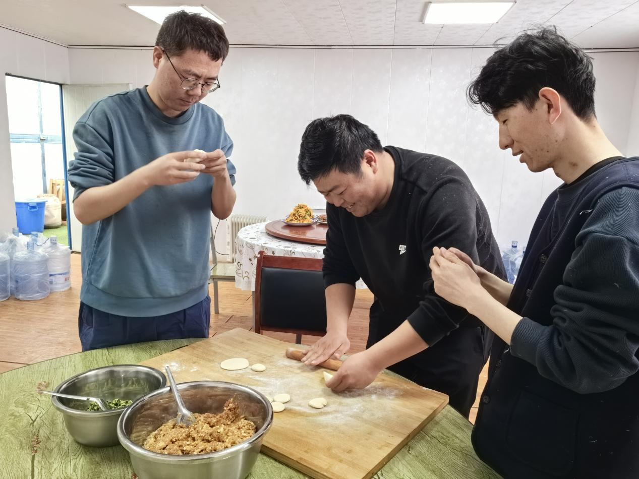 項目部里包餃子。王元明攝