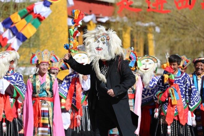 60歲的老奶奶，不會漢語，卻能唱京劇！一曲《北京的金山上》瞬間捕獲了觀眾的心。