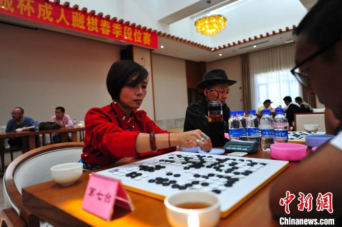 圖為參賽女選手在比賽中。　張偉 攝