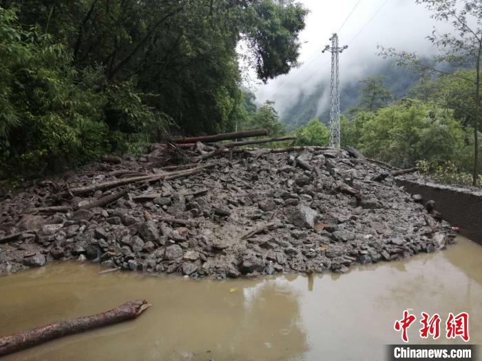 圖為7月21日，G318線川藏公路林芝巴宜區(qū)至波密縣路段因自然災(zāi)害中斷。林芝市巴宜區(qū)公安局 供圖