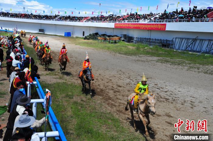 圖為少年騎手騎乘沒有馬鞍的賽馬，靠雙腳夾住馬馳騁在跑道上?！垈?攝