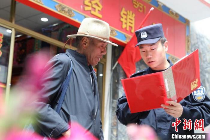 圖為民警在邊境村莊宣傳邊境政策法規(guī)。　亞東出入境邊防檢查站供圖 攝