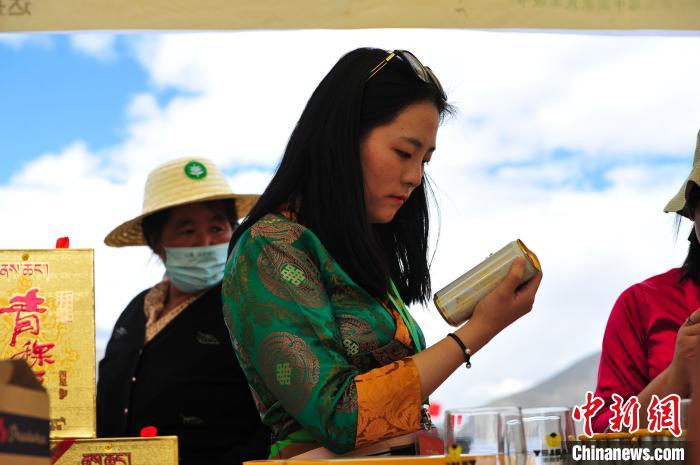 圖為拉薩市民在特色農(nóng)畜產(chǎn)品展示展銷會(huì)上選購商品。　張偉 攝