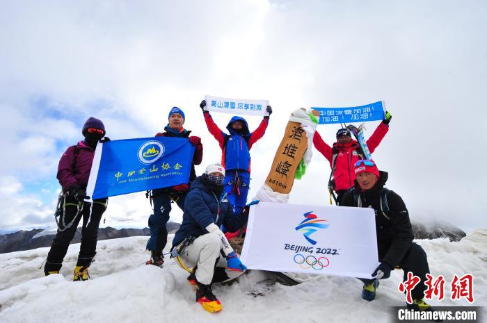 圖為5日，登山者在洛堆峰頂合影?！垈?攝