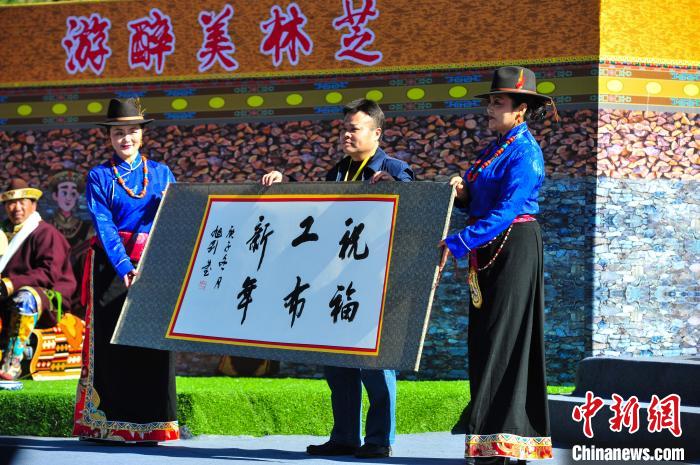 圖為14日，當(dāng)?shù)孛癖娛謱懝げ夹履曩R詞?！垈?攝