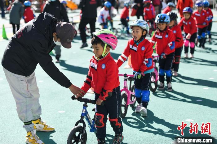 圖為拉薩市實驗幼兒園孩子們在教練的指導下練習滑步車?！『闻罾?攝