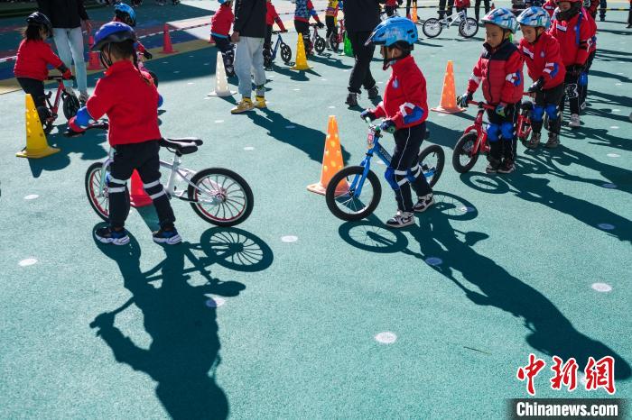 圖為拉薩市實驗幼兒園孩子們正在練習滑步車。　何蓬磊 攝