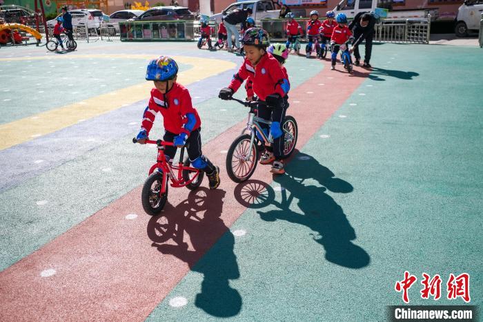 圖為拉薩市實驗幼兒園孩子們正在練習滑步車?！『闻罾?攝