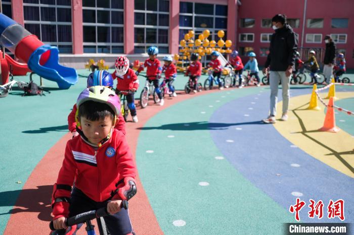 圖為拉薩市實驗幼兒園孩子們在教練的指導下練習滑步車。　何蓬磊 攝