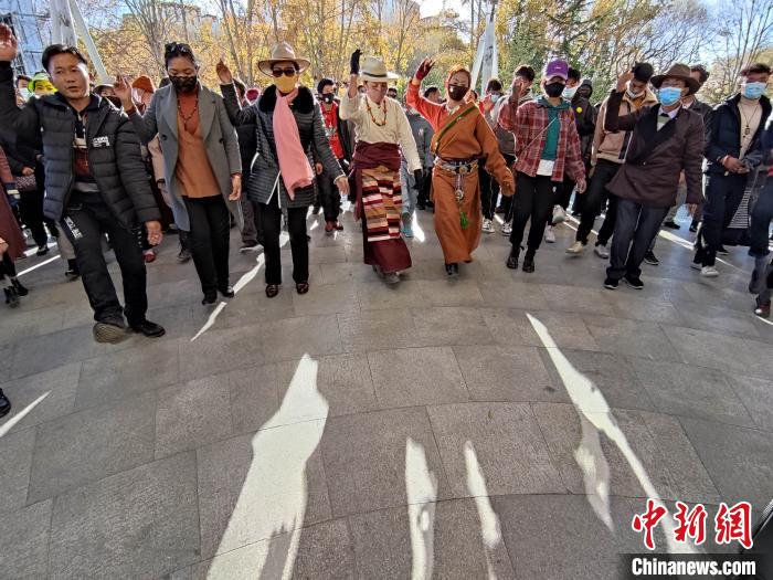 圖為鍋莊舞是西藏最為常見的舞蹈，當?shù)孛癖婋S時隨地都能跳起來。資料圖 江飛波 攝