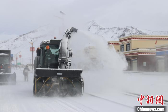 圖為該支隊官兵正在清理路面積雪?！《崦刺?攝