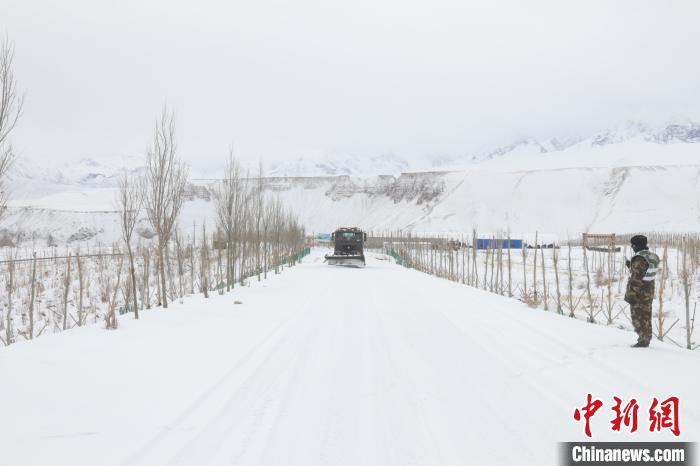 圖為救援官兵正在緊急清理路面積雪?！《崦刺?攝