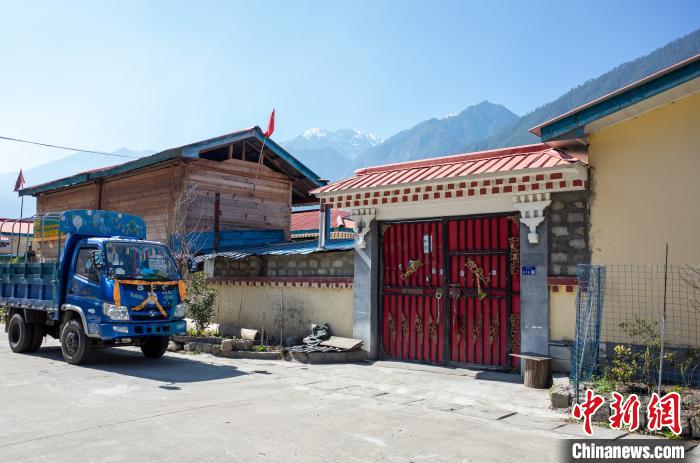 圖為林芝下察隅鎮(zhèn)布巴村村民家門(mén)口停放著貨運(yùn)車(chē)輛?！〗w波 攝