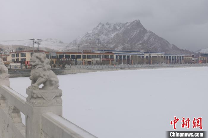 圖為2月5日傍晚時(shí)分的西藏阿里獅泉河鎮(zhèn)雪景。　王世才 攝