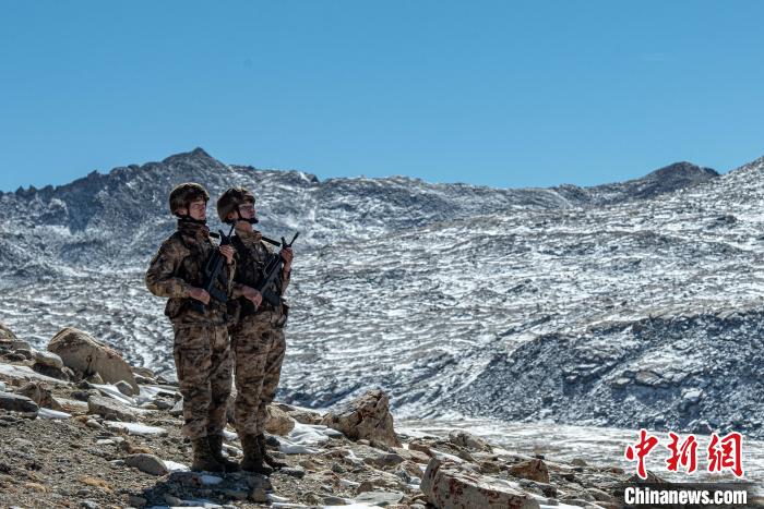 西藏軍區(qū)某旅任務(wù)分隊(duì)官兵邊防線上迎新年