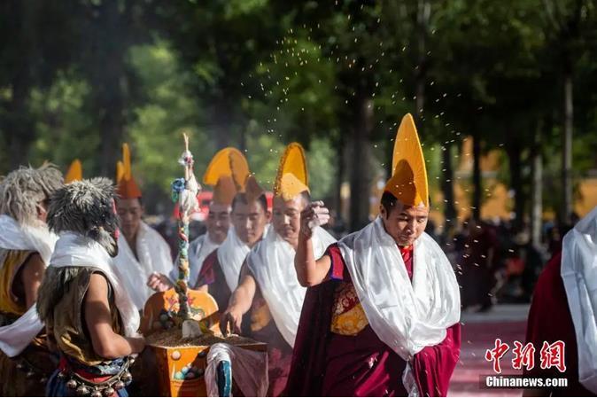 資料圖：扎什倫布寺跳神活動(dòng)結(jié)束后，僧眾依次拋撒“切瑪”盒中的青稞祈福。<a target='_blank' ><p  align=