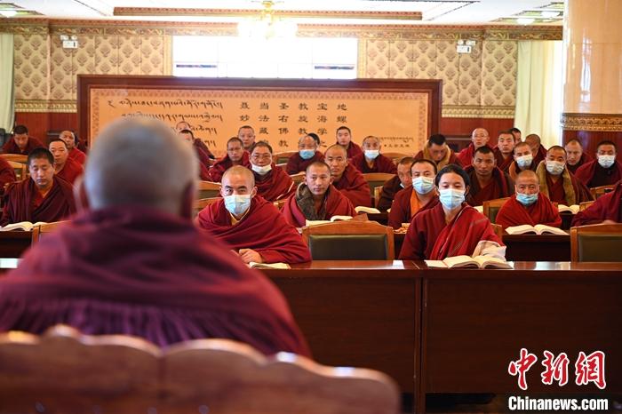 3月23日，記者走進(jìn)位于拉薩的西藏佛學(xué)院，探訪宗教學(xué)府的新學(xué)期。圖為佛學(xué)院學(xué)員正在上課。<a target='_blank' ></p><p  align=