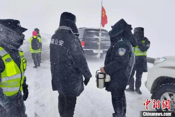 強(qiáng)降雪后，西藏安多縣警方在國道109線唐古拉山段開展除雪保通工作?！“捕嗫h公安局 供圖 攝