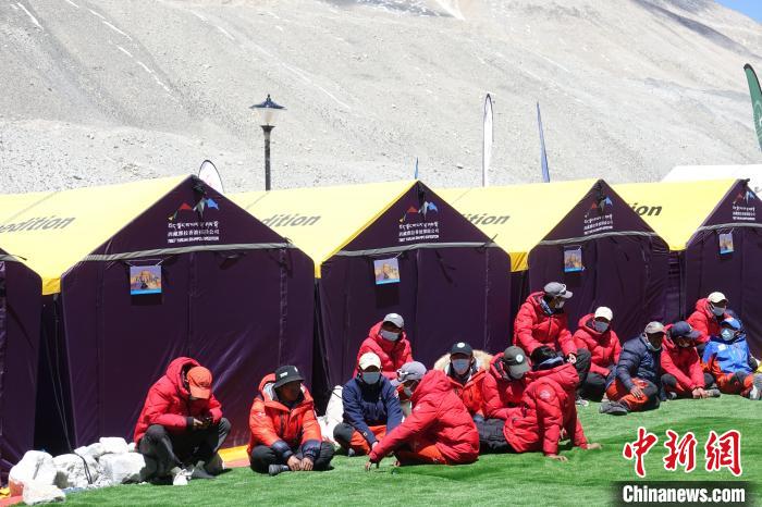 5月9日，登山隊(duì)員在珠峰北坡登山大本營(yíng)歇息?！∪轿木?攝