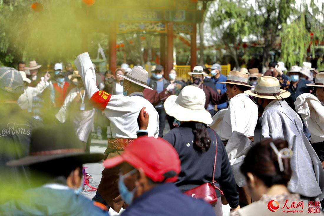 拉薩市民在宗角祿康公園跳鍋莊舞。人民網(wǎng) 次仁羅布攝