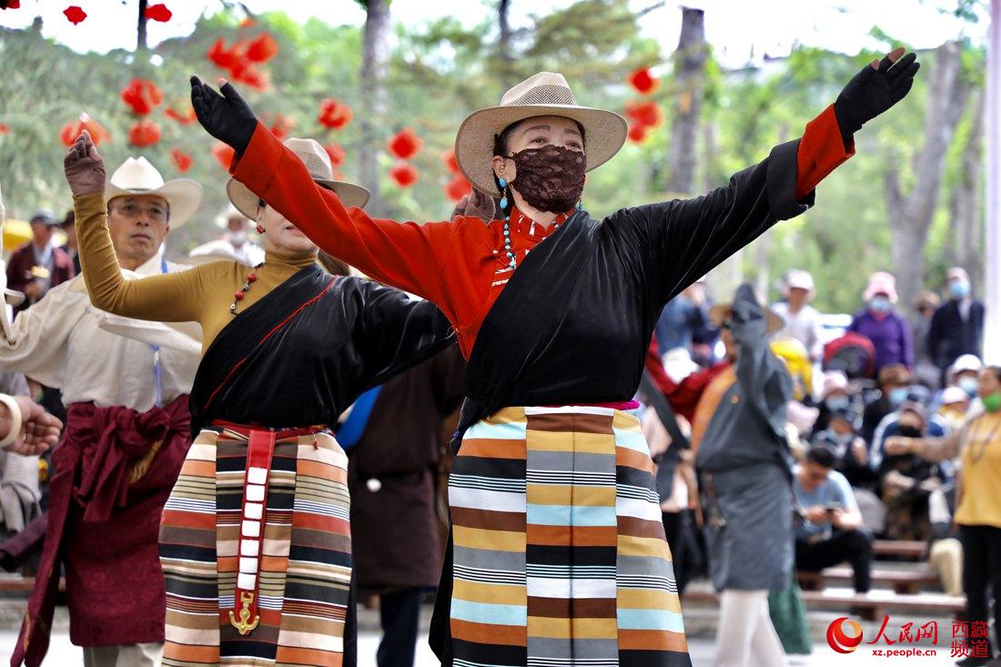 拉薩市民在宗角祿康公園跳鍋莊舞。人民網(wǎng) 次仁羅布攝