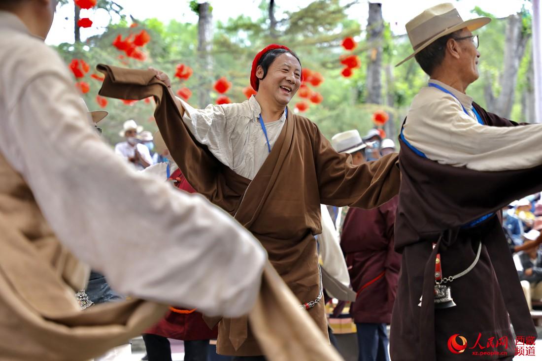 拉薩市民在宗角祿康公園跳鍋莊舞。人民網(wǎng) 次仁羅布攝