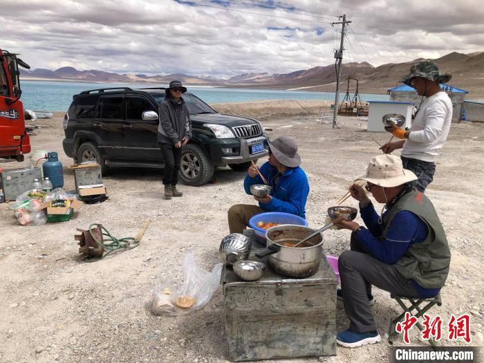 在“世界屋脊”上作業(yè)，中國(guó)科考隊(duì)員衣、食、住、行有何特色？