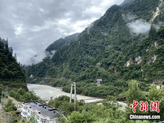 險山急流中的兩座橋。彭寧鈴 攝