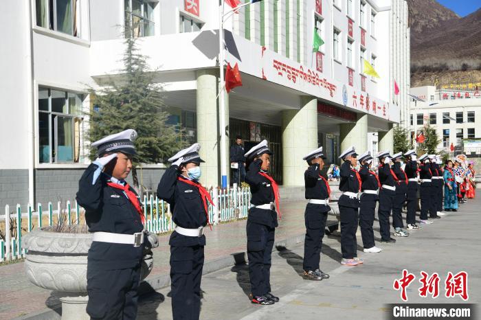 圖為加查縣安繞鎮(zhèn)小學學生爭當“小交警”體驗交警工作?！∝暩聛硭?攝