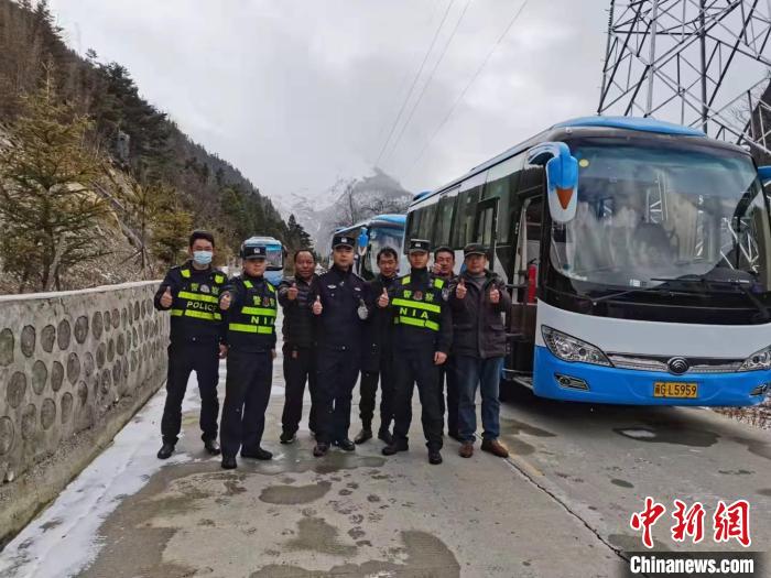 救援成功后，司機(jī)們與邊境派出所民警合影。　李建峰 攝