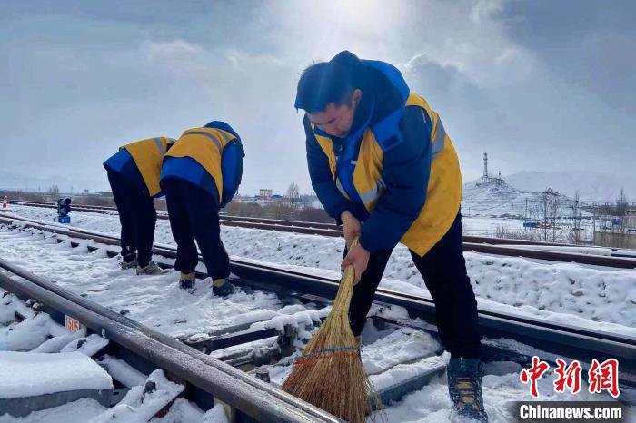 迎戰(zhàn)大雪西藏日喀則鐵路職工清掃積雪保障拉日鐵路運(yùn)營(yíng)