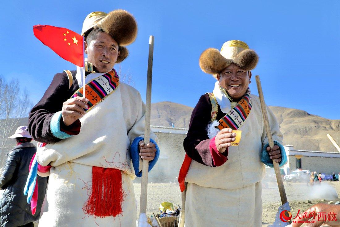 互敬青稞酒，祈福一年的豐收。人民網 次仁羅布攝