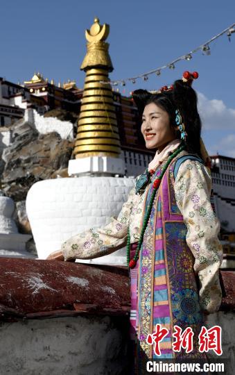 西藏自治區(qū)級非遺項(xiàng)目——拉薩服飾，圖為舊時(shí)拉薩貴族婦女的裝扮。