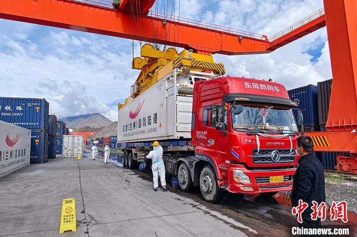 援助物資卸車現(xiàn)場?！F青藏集團有限公司拉薩車務段 供圖