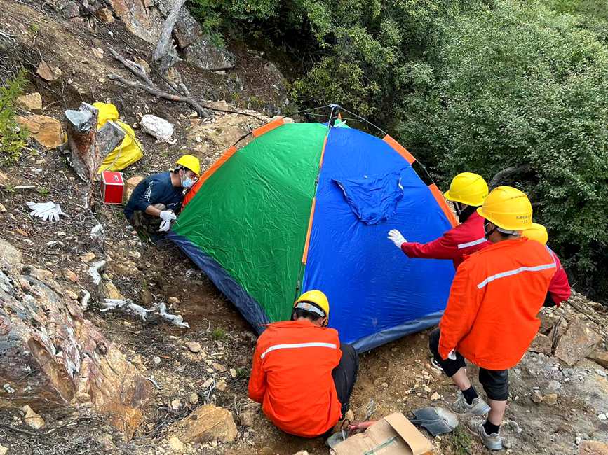 9月15日，電力施工人員正在施工點附近搭建暫居帳篷。白瑪多吉攝