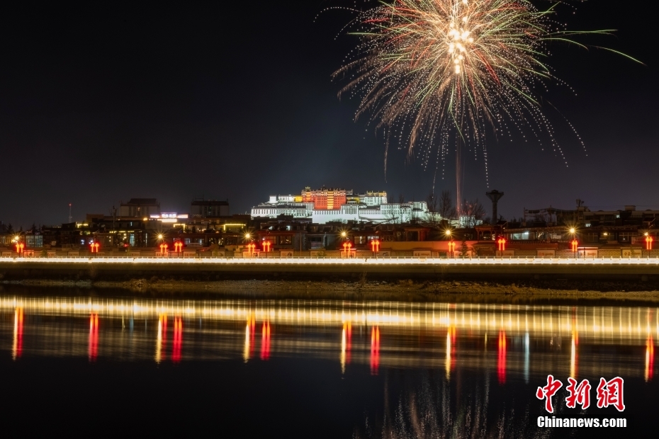 資料圖為2022年3月1日，拉薩迎來藏歷新年“古突夜”，煙花與被燈光照亮的布達(dá)拉宮交相輝映。 <a target='_blank' href='/'><p  align=