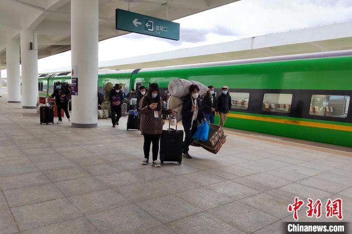 10月6日，乘客乘復(fù)工專列抵達日喀則。　拉薩車務(wù)段 供圖