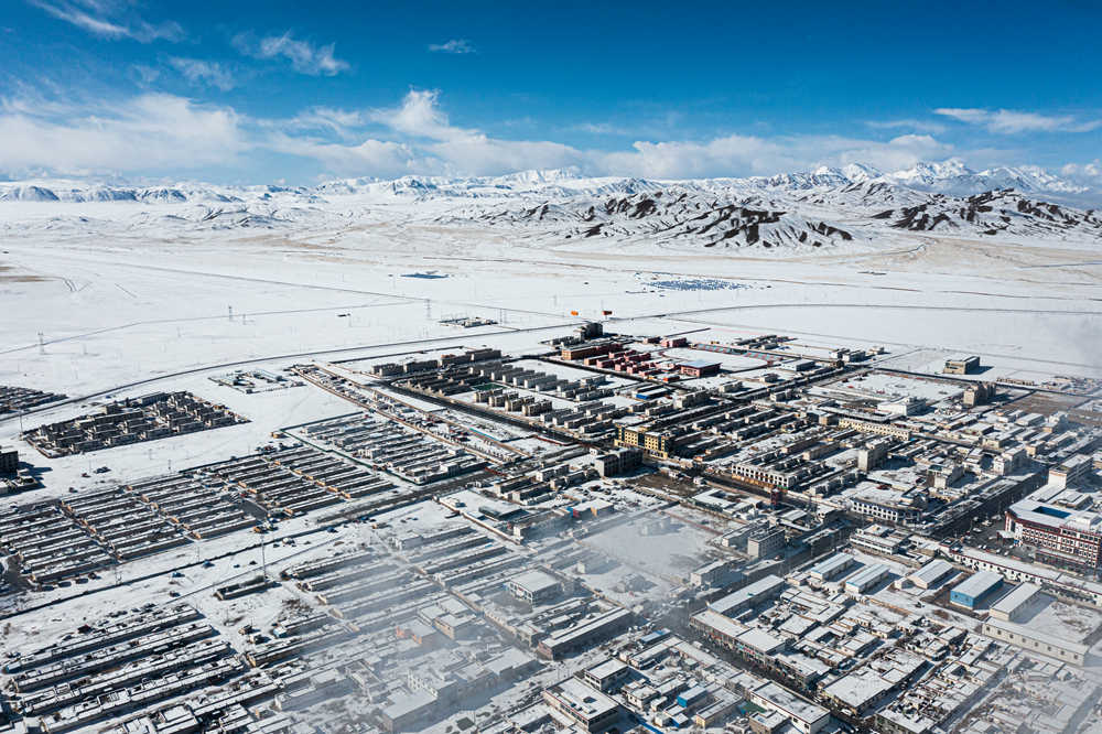 西藏阿里地區(qū)改則縣迎來初雪，銀裝素裹，美如畫卷。