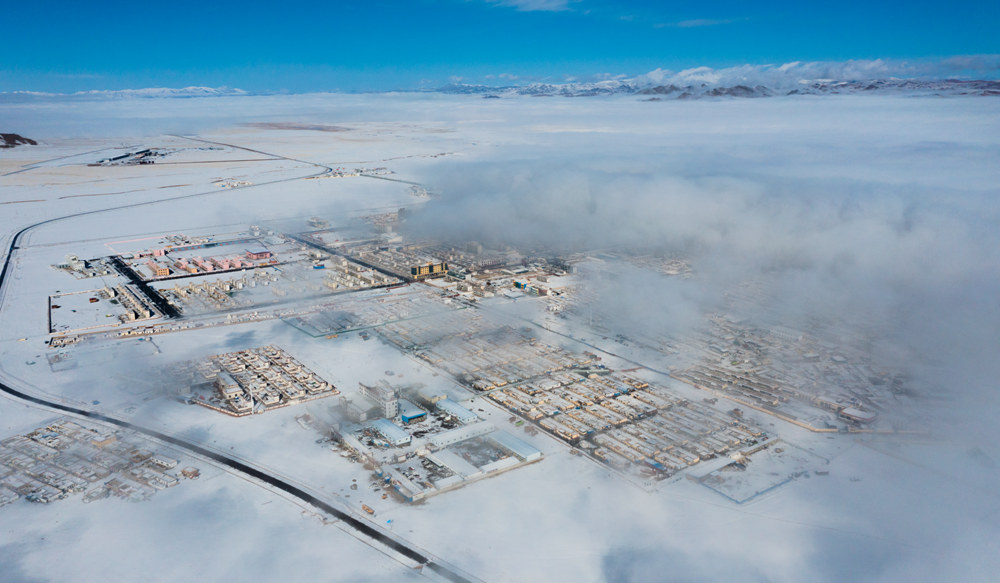 西藏阿里地區(qū)改則縣迎來初雪，銀裝素裹，美如畫卷。