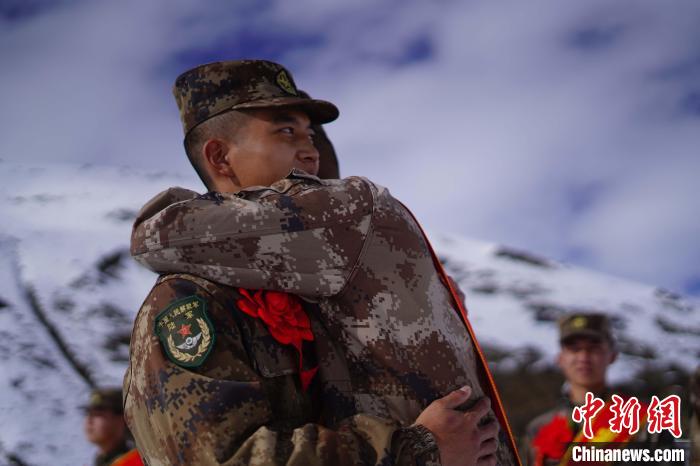 退伍老兵相擁留念。　西藏山南軍分區(qū)某團(tuán)供圖